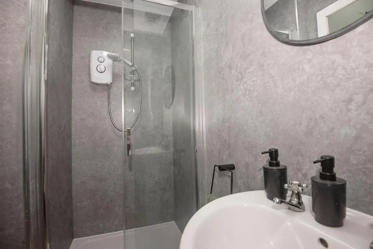 Stylish 2-Bed Apartment In Penarth Town Flat 2 카디프 영국